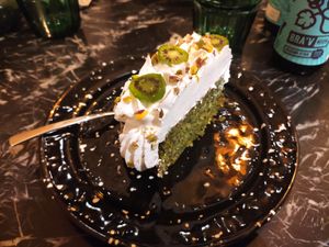 Veganer Spinat-Kuchen mit Kiwibeeren und Pistazien Topping at Tabula Rasa in Colmar