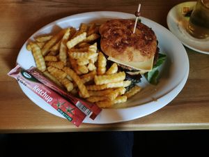 veganer Burger mit Pommes at Gaststätte Echostüberl in Schoenau Am Konigssee