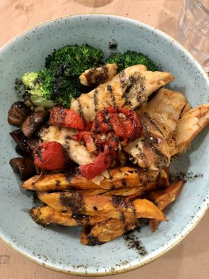 HEURA BOWL
Bowl con arroz jazmín, Heura salteada, brócoli, boniato, champiñones, tomate confitado y vinagreta de sésamo at Green&Burger in Terrassa