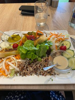 Vegetarian salad made without potato dumpling is vegan  at L'Esquisse in Douarnenez