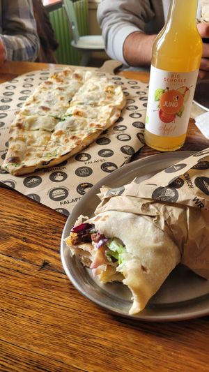 Vegan Pide und veganer Döner mit Sojachunks at Amara in Freiburg