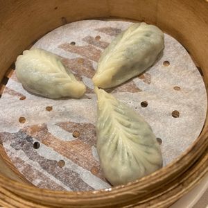 Set A 1st course: Steamed dumplings with minced vegetables at Dián Shuǐ Lóu 點水樓 in Taipei