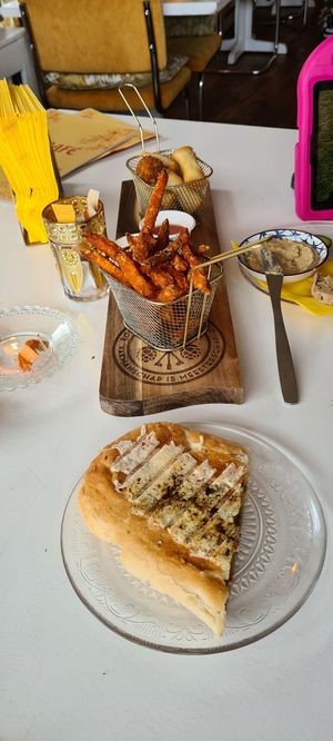 Al deels opgegeten maar hier zie je een halve tosti, zoete aardappel friet en de keuzestress snacks at eetcafé MAÏS in Zutphen