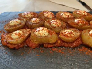 Bravas at El Petit Vegà d'en Pep i la Laura in Tavertet