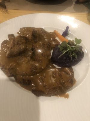 Seitan con salsa dragón y parmentier de patata morada   at El Petit Vegà d'en Pep i la Laura in Tavertet