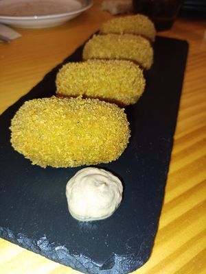 Croquetes de cigró i caldo de verdures at El Petit Vegà d'en Pep i la Laura in Tavertet