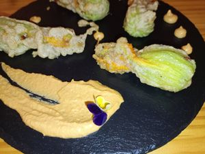 Flors de carbassó farcits at El Petit Vegà d'en Pep i la Laura in Tavertet