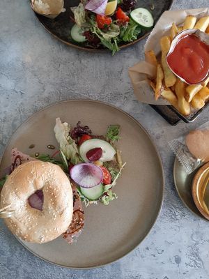 Bagel met avocado at De 4 Jaargetijden  in Epen