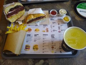 Burguer Queen e burguer sorry not sorry. Limonada e fritas. at Mother Burger - Amoreiras in Lisbon