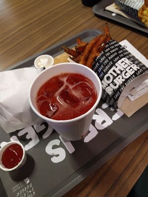 Sumo de morango, batata doce frita, molhos at Mother Burger - Amoreiras in Lisbon