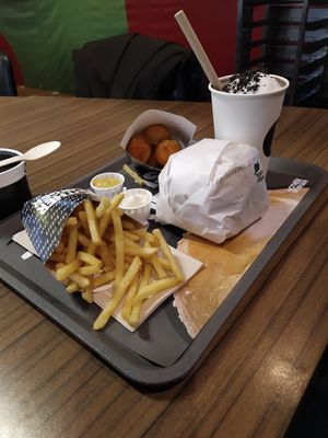 Vista geral do tabuleiro com as bolas de queijo e milkshake at Mother Burger - Amoreiras in Lisbon