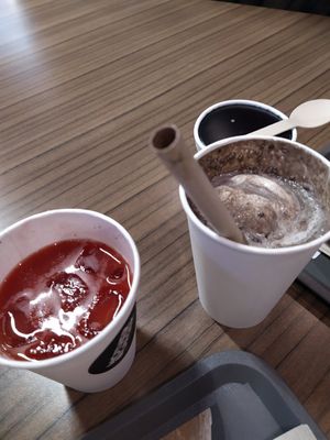 Sumo de morango e milkshake de oreo at Mother Burger - Amoreiras in Lisbon