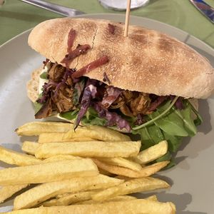 Mollete de jackfruit  at Quereles in Caceres