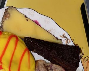 Schlechtes Foto von dem Brownie und der Zitronentart😅  at Madame Wu in Linz