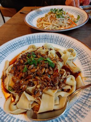 Vorne Chili-Zhajiang-Nudeln mit veganem Hack und Sojabohnen hinten You Po Ban Man vegan at JIA - The Taste of Home in Dortmund