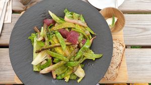 Salad with asparagus and beets from the garden at Kiemkracht 64 in Malden