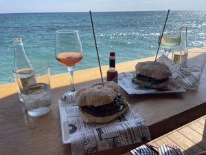 Heura burger with sundried tomatoes (9,80€ sep/2021). Some watery rosé wine 😅 at Xiringuito Oblikue in Vilassar De Mar