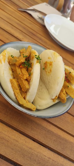 Bao de heura con curry y leche de coco at Xiringuito Oblikue in Vilassar De Mar