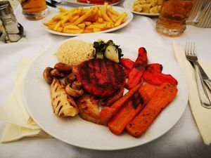 Riso, VegBurger e Verdure at Galerija in Sibenik