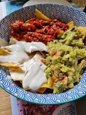 Nachos con salsa agria vegana at Barallocas in Pontevedra