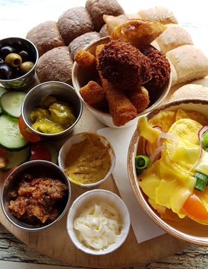 Vegan borrelplankje at Zus en Zo in Steenwijk