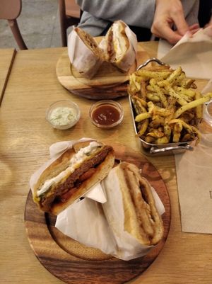 Burgers et frites at Les Tontons Veg in Paris