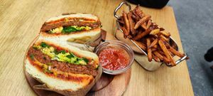 Burger "le tonton du bled" at Les Tontons Veg in Paris