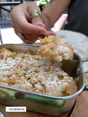 Peach crumble at Les Tontons Veg in Paris