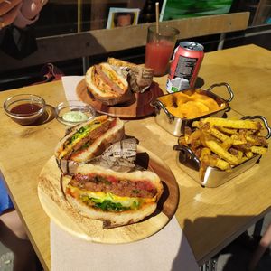 Burgers coupés en deux, frites et nuggets at Les Tontons Veg in Paris
