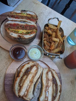 Burger tonton du bled et Weon ! at Les Tontons Veg in Paris