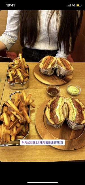 Burger Arlette & Kimchi 🍔 avec des frites classique + herbes de Provence 🍟 at Les Tontons Veg in Paris
