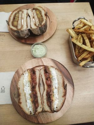 Smashed and chicken burgers at Les Tontons Veg in Paris