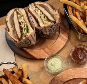 Tonton Katsu burger at Les Tontons Veg in Paris