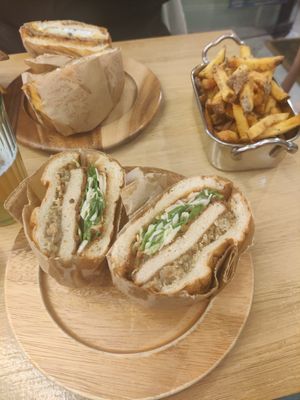 🇯🇵 Tontonkatsu 🇯🇵 Une merveille de burger. at Les Tontons Veg in Paris