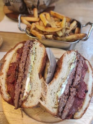 Le Arlette 😍 . Un grand bravo aux tontons veg qui ont convaincus les deux omnivores qui m'accompagnaient 💪🏅 at Les Tontons Veg in Paris