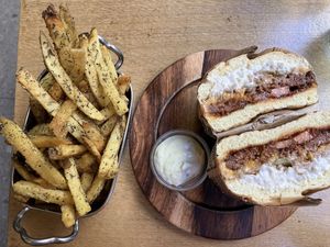 Cebolla Dream + fries with herbs de Provence  at Les Tontons Veg in Paris