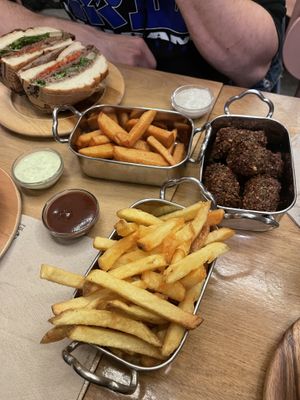 Panisse fried and pesto mayo, French fries and secret sauce, falafels and herbs and yoghurt sauce #Veganuary at Les Tontons Veg in Paris