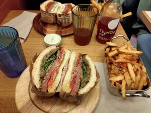 Lou Saleya burger of the moment at Les Tontons Veg in Paris