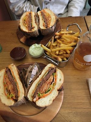 Kimchi burgers&fries  at Les Tontons Veg in Paris