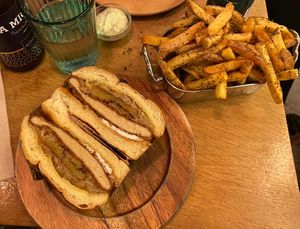 Weon Burger with caramelized plantains and peanut sauce  at Les Tontons Veg in Paris