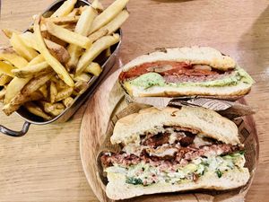 Arlette & Guizer burgers   at Les Tontons Veg in Paris