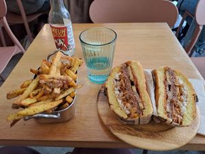 Le Cebolla Dream with Herbes de Provence fries at Les Tontons Veg in Paris