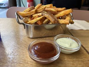 Frites aux herbes de Provence | secret sauce | mayonnaise   at Les Tontons Veg in Paris