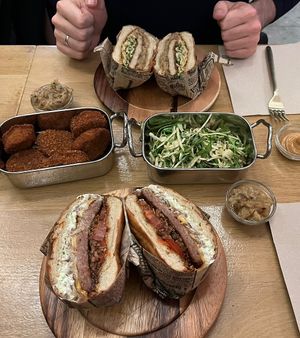 Burgers temporaires - Katsu & Cebolla + salade du katsu  at Les Tontons Veg in Paris