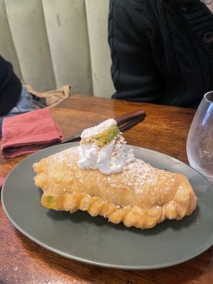 Excellente pizza frite à la pistache et au chocolat blanc (vegan !!!!)  at Les Tontons Veg in Paris