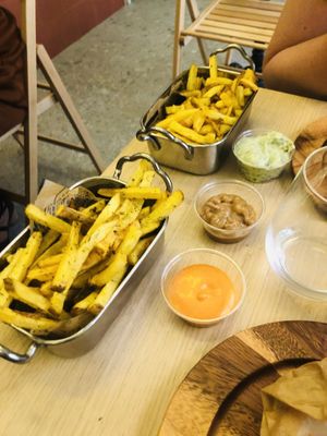 Frites et sauces at Les Tontons Veg in Paris