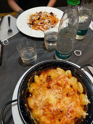 Pasta alla parmigiana (melanzane fritte e mozzarella vegana) e gnocchi alla sorrentina (con mozzarella vegana) at Maga Magò in Jesolo