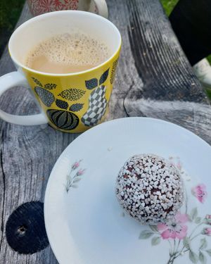 Coffee with oatmilk and a chocolate ball. at Frostbrunnsdalen in Borlaenge