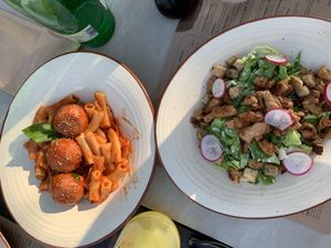 Veganer Ceasar / Pasta mit Vleischbällchen  at La Pentola in Makarska