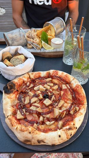 Vegan BBQ chicken pizza🍕 and fried calamari   at La Pentola in Makarska